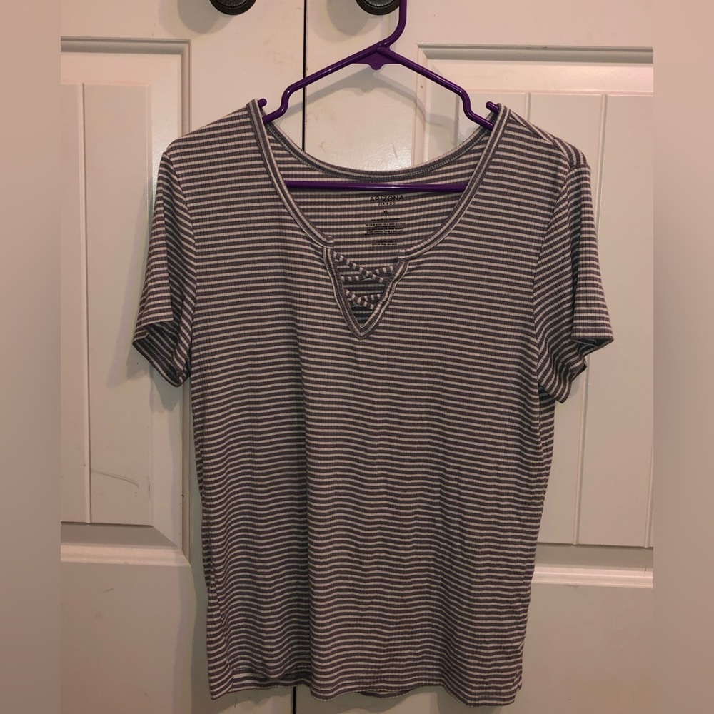 Short sleeve light grey tee shirt. crisscross top.